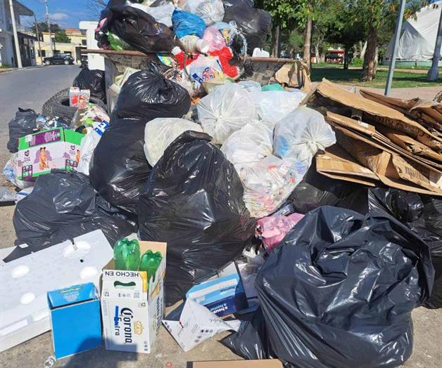 Urge recolecci&oacute;n de basura en plaza