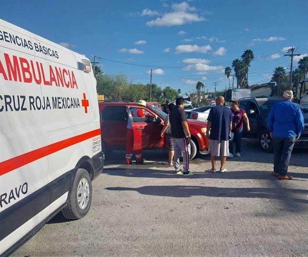 Dos mujeres lesionadas tras choque de camionetas en R&iacute;o Bravo