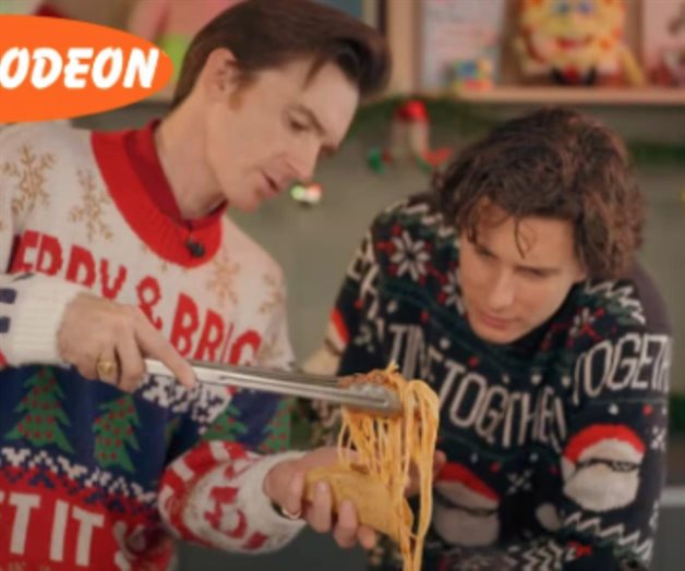 Drake Bell y Robe Grill recrean tacos de espagueti