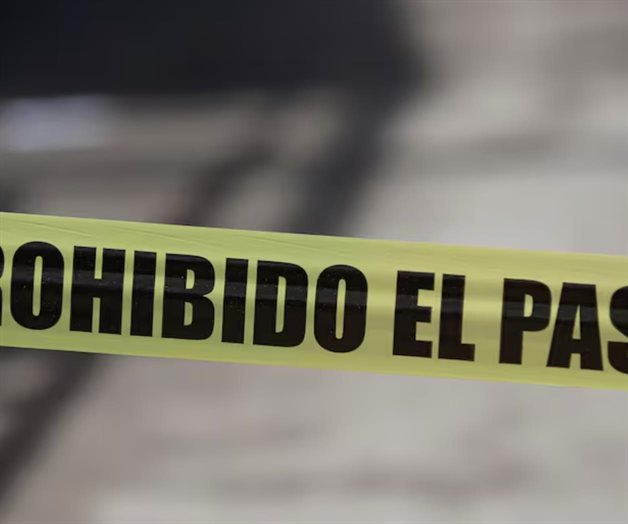 Autom&oacute;vil con familia cae a canal en Sinaloa durante viaje
