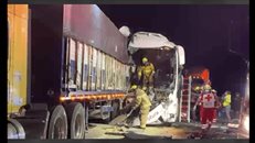 Choque entre autob&uacute;s y tractocami&oacute;n en Zaragoza-Victoria deja dos muertos y 36 heridos">