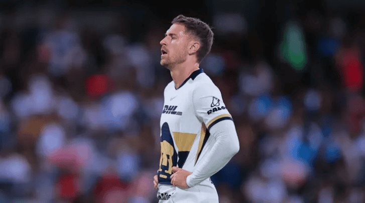 Aaron Ramsey reaparece con indumentaria de Pumas tras pol&eacute;mica