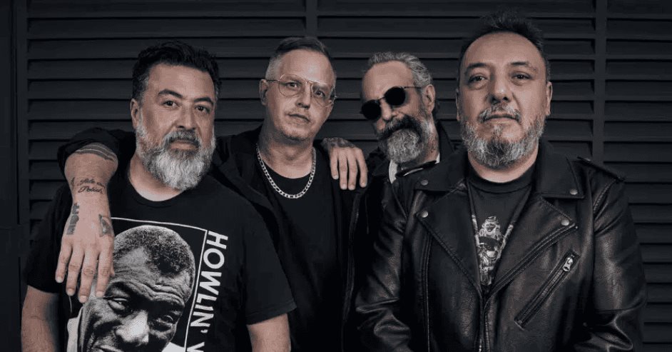 Fans de Molotov reaccionan a figura de cera del grupo Fans de Molotov reaccionan a figura de cera del grupo