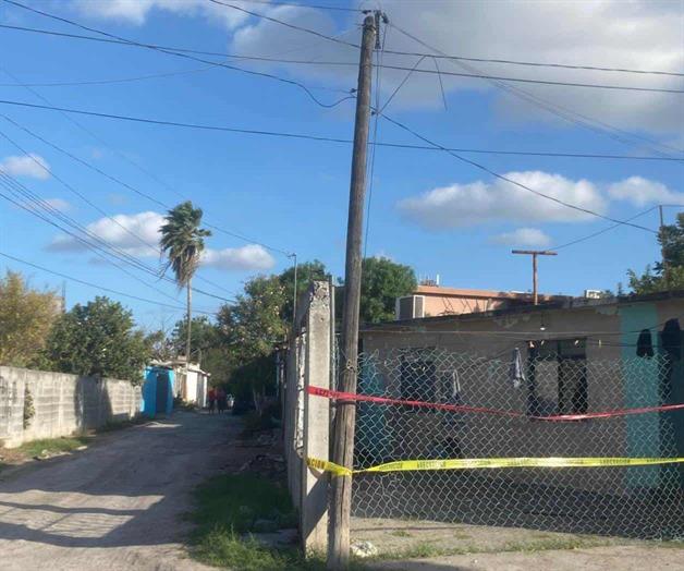 Choca contra poste y lo deja al borde del colapso