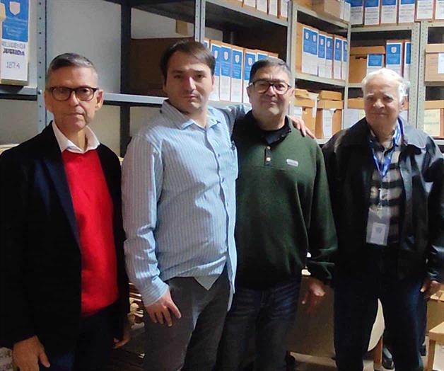 Historiadores visitan el museo de Camargo