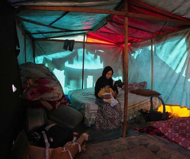 Desplazados en Gaza enfrentan condiciones invernales en tiendas de campa&ntilde;a
