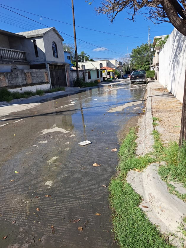 Fuga de aguas residuales en colonia Miguel Hidalgo
