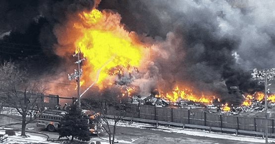 Se incendia dep&oacute;sito de chatarra en Chicago; sin reporte de v&iacute;ctimas
