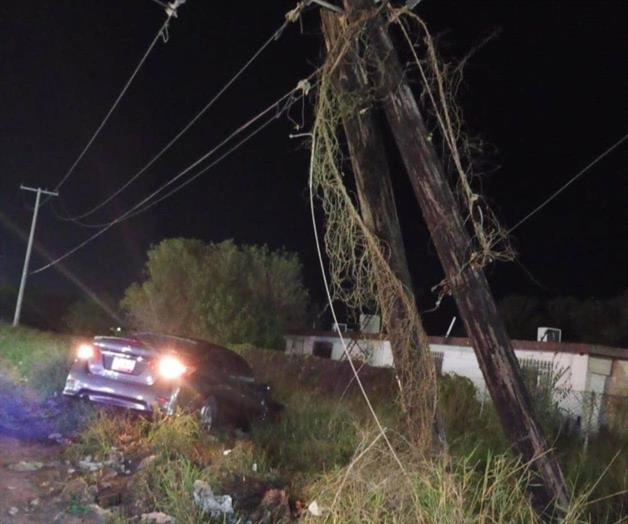 Adolescente se estampa  contra poste de madera