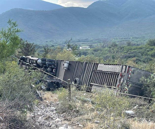 Camión cargado de brócoli vuelca en la carretera Tula-Victoria Camión cargado de brócoli vuelca en la carretera Tula-Victoria