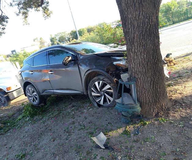 ¡Pierde el control y  choca contra árbol!