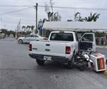 Choca motocicleta contra camioneta