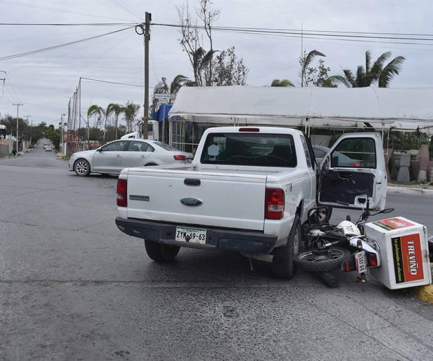 Choca motocicleta contra camioneta
