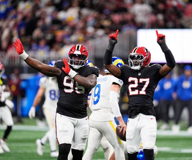 Halcones sorprenden a los Rams