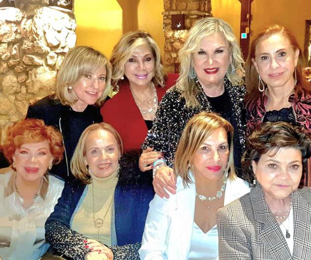 Le cantan las mañanitas a Tita y Reyna Le cantan las mañanitas a Tita y Reyna