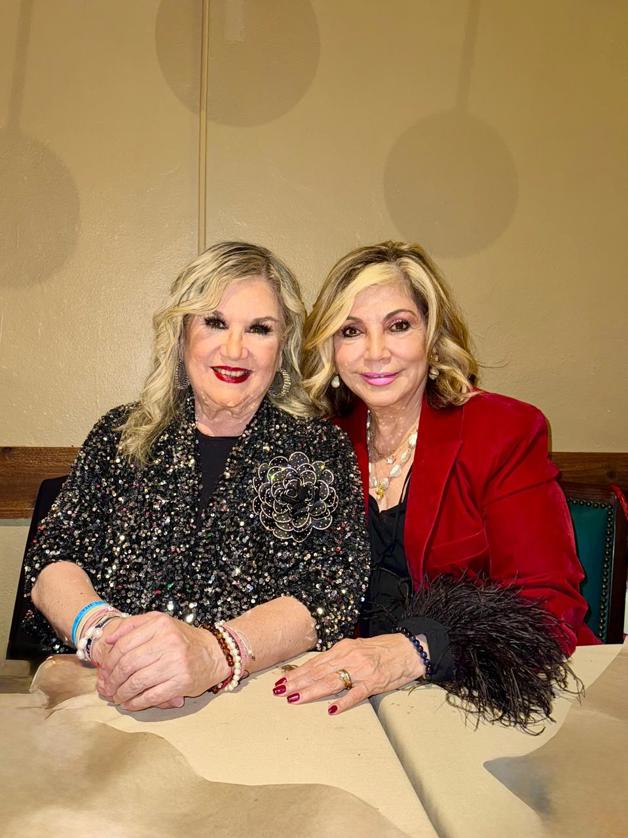 Le cantan las mañanitas a Tita y Reyna Le cantan las mañanitas a Tita y Reyna