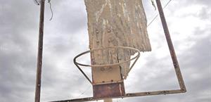 Deplorables las condiciones que muestra cancha de basquetbol