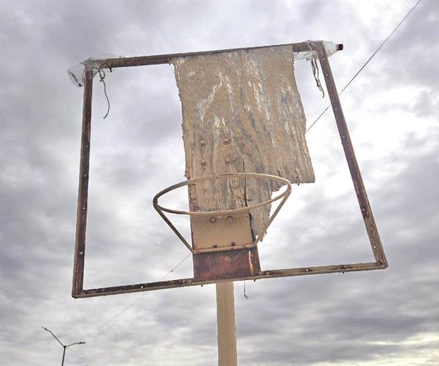 Deplorables las condiciones que muestra cancha de basquetbol