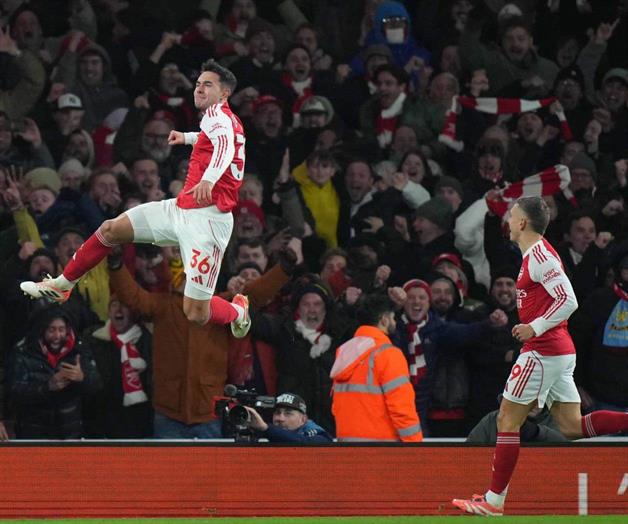 Arsenal golea al Villa