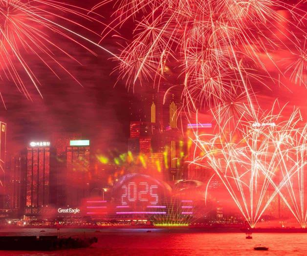 Hong Kong cancela fuegos artificiales por tragedia en Tai Po