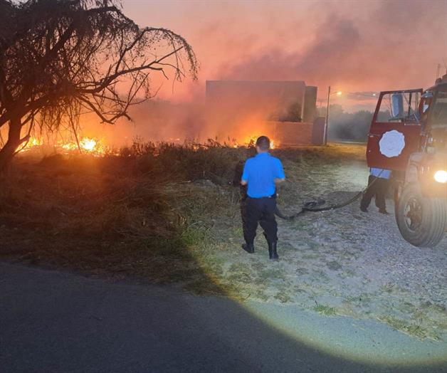 Arde una casa abandonada