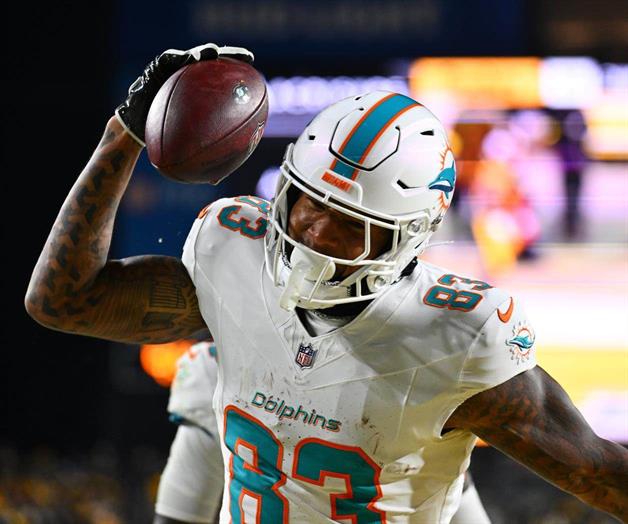 Delfines firman al corredor Donovan