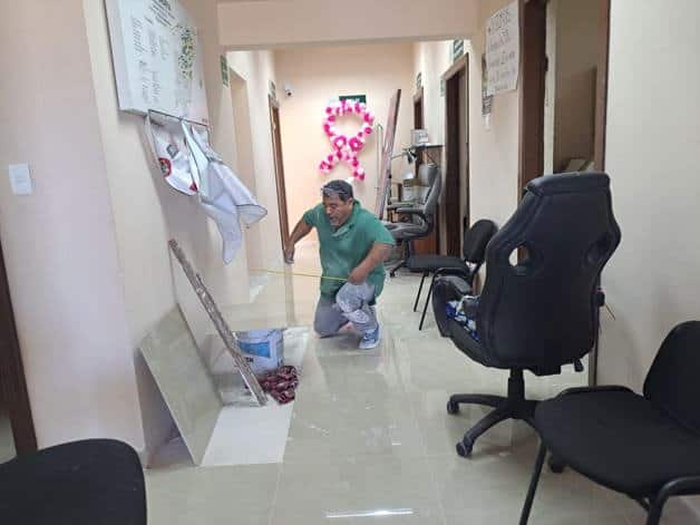 Remodelan centros de salud en pisos y paredes