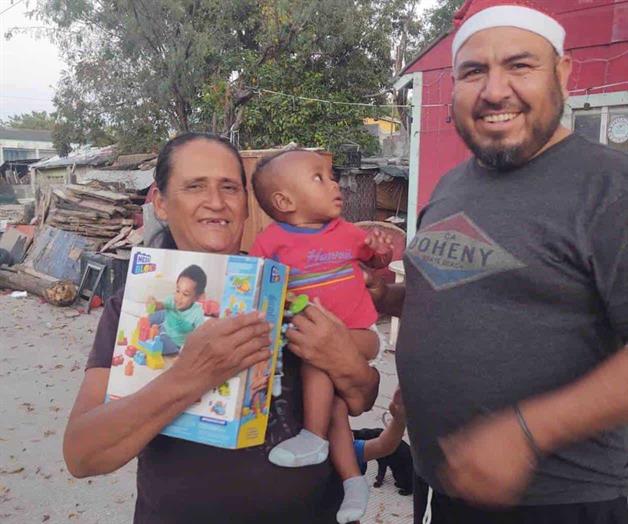 Entregan juguetes a los ni&ntilde;os y ni&ntilde;as