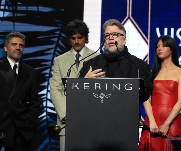 Sube a recibir premio de luto