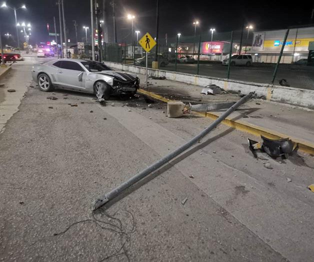 Destruye alumbrado en fuerte accidente