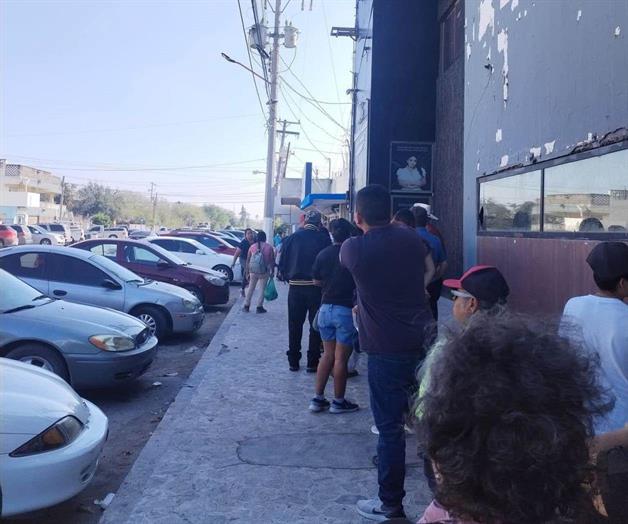 Largas filas en pago de la luz Largas filas en pago de la luz