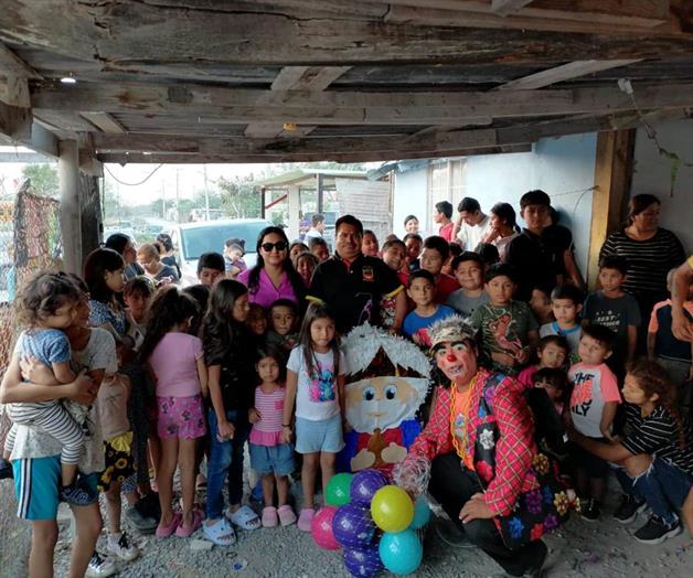 Altruistas llevan juguetes a ni&ntilde;os del sector ejidal