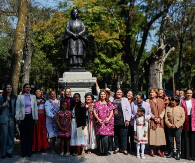 Sheinbaum devela nuevas estatuas de ancestras en Reforma