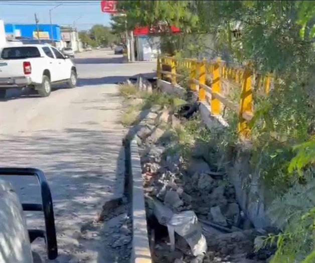 Se cae a pedazos puente vehicular en Las Fuentes