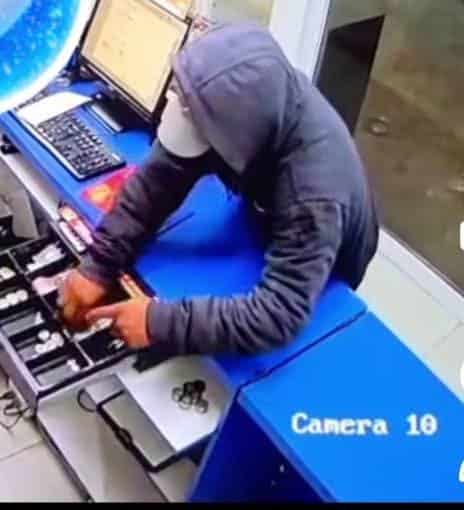 Atemoriza asaltante en el Centro; graban atraco a farmacia