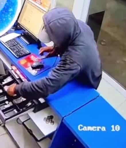 Atemoriza asaltante en el Centro; graban atraco a farmacia
