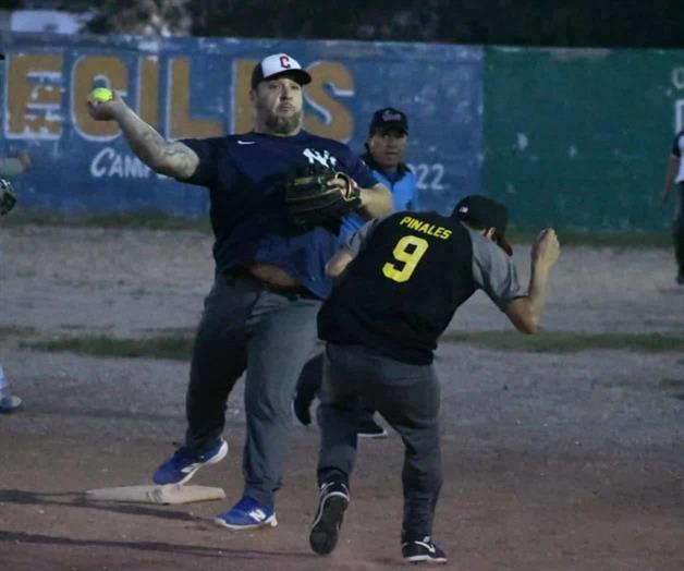 Amigos de Camarón se clasifican a la final del Torneo de Softbol Aztlán tras dramática victoria