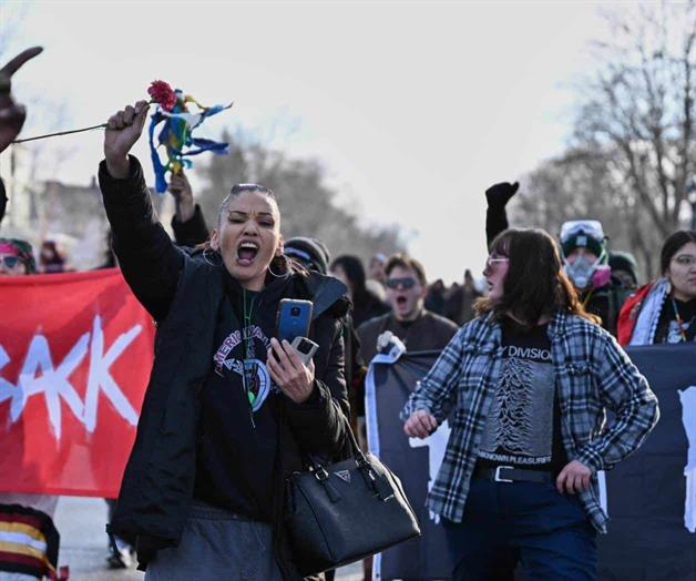 Tensi&oacute;n en Minneapolis tras la muerte de una mujer baleada por un agente del ICE