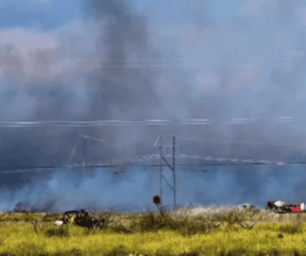 Bomberos combaten incendio de pastizal