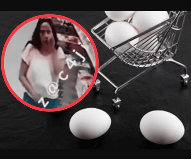 Mujer realiza limpia con huevo en supermercado de Ecatepec