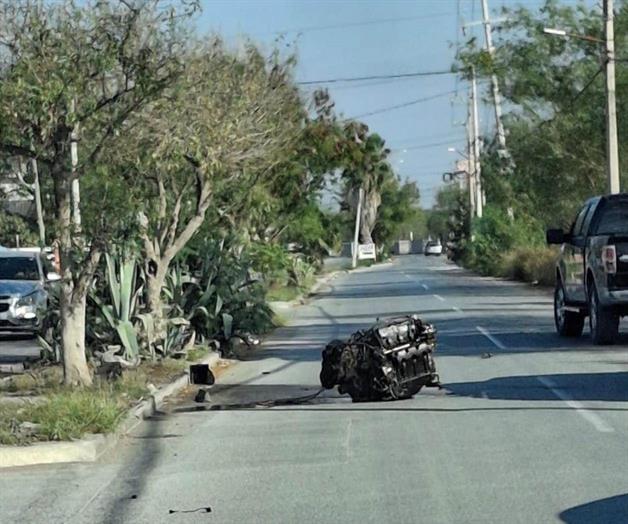 Brutal colisión entre dos autos; participantes abandonan unidades Brutal colisión entre dos autos; participantes abandonan unidades