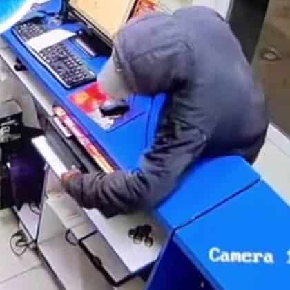 Atemoriza asaltante en el Centro; graban atraco a farmacia