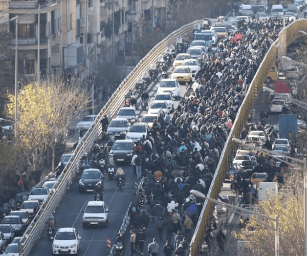 Manifestantes en Irán exigen cambios ante crisis económica Manifestantes en Irán exigen cambios ante crisis económica