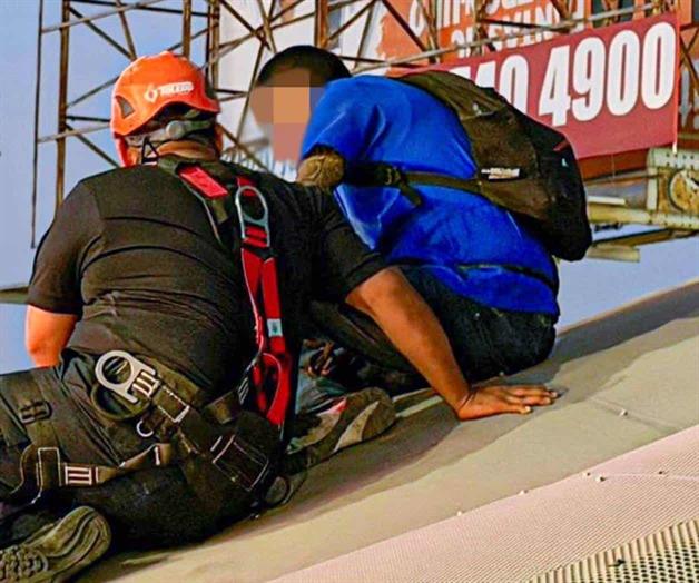 Rescatan a joven en crisis que intentó arrojarse de puente Rescatan a joven en crisis que intentó arrojarse de puente