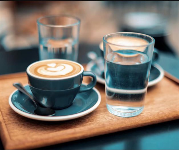 Expertos explican los beneficios de tomar agua antes del caf&eacute;