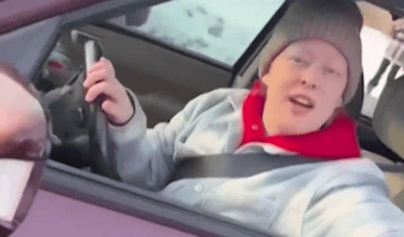 Difunden video de mujer abatida por agente de ICE