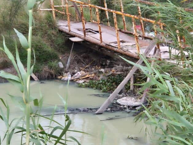 Puente de terror en Misiones, familias cruzan dren con riesgo