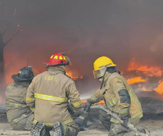 Arde bodega  de pl&aacute;sticos