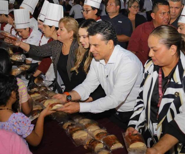 Comparten Lucy y Lalo Rosca de Reyes