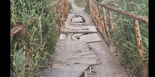 Puente de terror en Misiones, familias cruzan dren con riesgo